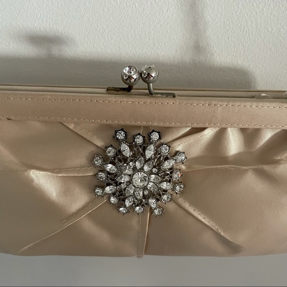 Le sera satin evening bag with silver chain strap - Picture 3 of 8